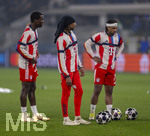 10.03.2026,  Fussball UEFA Championsleague 2025/2026: Achtelfinale, Atalanta Bergamo - FC Bayern München, in der New Balance Arena (Bergamo, Italien), Aufwärmen, v.li: Nicolas Jackson (FC Bayern München), Michael Olise (FC Bayern München) mit langer Mütze, Serge Gnabry (FC Bayern München) 