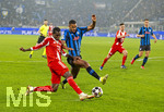 10.03.2026,  Fussball UEFA Championsleague 2025/2026: Achtelfinale, Atalanta Bergamo - FC Bayern München, in der New Balance Arena (Bergamo, Italien), v.li: Nicolas Jackson (li, FC Bayern München) gegen Isak Hien (Atalanta Bergamo) 