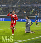 10.03.2026,  Fussball UEFA Championsleague 2025/2026: Achtelfinale, Atalanta Bergamo - FC Bayern München, in der New Balance Arena (Bergamo, Italien), Torjubel Jamal Musiala (Bayern München), Torwart Marco Carnesecchi (Atalanta Bergamo) am Boden 