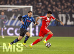 10.03.2026,  Fussball UEFA Championsleague 2025/2026: Achtelfinale, Atalanta Bergamo - FC Bayern München, in der New Balance Arena (Bergamo, Italien), von links:  Marten de Roon (Atalanta Bergamo), Luis Diaz (FC Bayern München),  