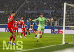 10.03.2026,  Fussball UEFA Championsleague 2025/2026: Achtelfinale, Atalanta Bergamo - FC Bayern München, in der New Balance Arena (Bergamo, Italien), Torwart Jonas Urbig (FC Bayern München) li: Aleksandar Pavlovic (Bayern München)  
