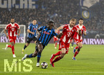 10.03.2026,  Fussball UEFA Championsleague 2025/2026: Achtelfinale, Atalanta Bergamo - FC Bayern München, in der New Balance Arena (Bergamo, Italien), v.li: Kamaldeen Sulemana (Atalanta Bergamo) gegen Konrad Laimer (FC Bayern München)
