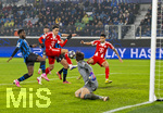 10.03.2026,  Fussball UEFA Championsleague 2025/2026: Achtelfinale, Atalanta Bergamo - FC Bayern München, in der New Balance Arena (Bergamo, Italien), Jamal Musiala (mitte, Bayern München) Torschuss zum 6:0, re: Luis Diaz (FC Bayern München), vorne Torwart Marco Carnesecchi (Atalanta Bergamo).
