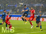 10.03.2026,  Fussball UEFA Championsleague 2025/2026: Achtelfinale, Atalanta Bergamo - FC Bayern München, in der New Balance Arena (Bergamo, Italien), re: Nikola Krstovic (Atalanta Bergamo) Kopfball mit Turban gegen Jonathan Tah (FC Bayern München) 