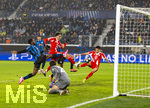 10.03.2026,  Fussball UEFA Championsleague 2025/2026: Achtelfinale, Atalanta Bergamo - FC Bayern München, in der New Balance Arena (Bergamo, Italien), Jamal Musiala (mitte, Bayern München) Torschuss zum 6:0, re: Luis Diaz (FC Bayern München), vorne Torwart Marco Carnesecchi (Atalanta Bergamo).