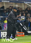 10.03.2026,  Fussball UEFA Championsleague 2025/2026: Achtelfinale, Atalanta Bergamo - FC Bayern München, in der New Balance Arena (Bergamo, Italien), Trainer Vincent Kompany (FC Bayern München) fängt den Ball an der Seitenlinie mit XXL-Hose und schwarzer Daunen-Stepjacke.  
