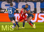10.03.2026,  Fussball UEFA Championsleague 2025/2026: Achtelfinale, Atalanta Bergamo - FC Bayern München, in der New Balance Arena (Bergamo, Italien), von links:  Marten de Roon (Atalanta Bergamo), Luis Diaz (FC Bayern München), Isak Hien (Atalanta Bergamo) 
