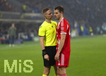 10.03.2026,  Fussball UEFA Championsleague 2025/2026: Achtelfinale, Atalanta Bergamo - FC Bayern München, in der New Balance Arena (Bergamo, Italien), Schiedsrichter Espen Eskas (Norwegen) diskutiert mit Josip Stanisic (Bayern München) 