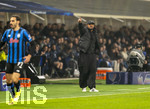 10.03.2026,  Fussball UEFA Championsleague 2025/2026: Achtelfinale, Atalanta Bergamo - FC Bayern München, in der New Balance Arena (Bergamo, Italien), Trainer Vincent Kompany (FC Bayern München) gestikuliert an der Seitenlinie mit XXL-Hose und schwarzer Daunen-Stepjacke. 