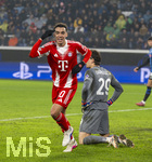 10.03.2026,  Fussball UEFA Championsleague 2025/2026: Achtelfinale, Atalanta Bergamo - FC Bayern München, in der New Balance Arena (Bergamo, Italien), Torjubel Jamal Musiala (Bayern München), Torwart Marco Carnesecchi (Atalanta Bergamo) am Boden 