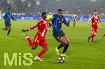 10.03.2026,  Fussball UEFA Championsleague 2025/2026: Achtelfinale, Atalanta Bergamo - FC Bayern München, in der New Balance Arena (Bergamo, Italien), v.li: Nicolas Jackson (li, FC Bayern München) gegen Isak Hien (Atalanta Bergamo) 