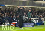 10.03.2026,  Fussball UEFA Championsleague 2025/2026: Achtelfinale, Atalanta Bergamo - FC Bayern München, in der New Balance Arena (Bergamo, Italien), Trainer Vincent Kompany (FC Bayern München) gestikuliert an der Seitenlinie mit XXL-Hose und schwarzer Daunen-Stepjacke.  