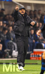 10.03.2026,  Fussball UEFA Championsleague 2025/2026: Achtelfinale, Atalanta Bergamo - FC Bayern München, in der New Balance Arena (Bergamo, Italien), Trainer Vincent Kompany (FC Bayern München) gestikuliert an der Seitenlinie mit XXL-Hose und schwarzer Daunen-Stepjacke. 
