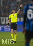 10.03.2026,  Fussball UEFA Championsleague 2025/2026: Achtelfinale, Atalanta Bergamo - FC Bayern München, in der New Balance Arena (Bergamo, Italien), Schiedsrichter Espen Eskas (Norwegen) zeigt die Sekunden an bei dem Torwartabschlag mit seinen Fingern an