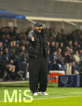 10.03.2026,  Fussball UEFA Championsleague 2025/2026: Achtelfinale, Atalanta Bergamo - FC Bayern München, in der New Balance Arena (Bergamo, Italien), Trainer Vincent Kompany (FC Bayern München) gestikuliert an der Seitenlinie mit XXL-Hose und schwarzer Daunen-Stepjacke.  