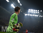 10.03.2026,  Fussball UEFA Championsleague 2025/2026: Achtelfinale, Atalanta Bergamo - FC Bayern München, in der New Balance Arena (Bergamo, Italien), Torwart Jonas Urbig (FC Bayern München) mit dem Ball im Flutlicht.