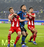 10.03.2026,  Fussball UEFA Championsleague 2025/2026: Achtelfinale, Atalanta Bergamo - FC Bayern München, in der New Balance Arena (Bergamo, Italien), v.li: Joshua Kimmich (FC Bayern München), Gianluca Scamacca (Atalanta Bergamo), Aleksandar Pavlovic (Bayern München)  