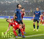 10.03.2026,  Fussball UEFA Championsleague 2025/2026: Achtelfinale, Atalanta Bergamo - FC Bayern München, in der New Balance Arena (Bergamo, Italien), v.li: Joshua Kimmich (FC Bayern München), Gianluca Scamacca (Atalanta Bergamo), Aleksandar Pavlovic (Bayern München)  