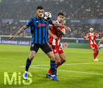 10.03.2026,  Fussball UEFA Championsleague 2025/2026: Achtelfinale, Atalanta Bergamo - FC Bayern München, in der New Balance Arena (Bergamo, Italien), v.li: Gianluca Scamacca (Atalanta Bergamo), Aleksandar Pavlovic (Bayern München)  