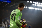 10.03.2026,  Fussball UEFA Championsleague 2025/2026: Achtelfinale, Atalanta Bergamo - FC Bayern München, in der New Balance Arena (Bergamo, Italien), Torwart Jonas Urbig (FC Bayern München) mit dem Ball im Flutlicht.
