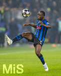 10.03.2026,  Fussball UEFA Championsleague 2025/2026: Achtelfinale, Atalanta Bergamo - FC Bayern München, in der New Balance Arena (Bergamo, Italien), Kamaldeen Sulemana (Atalanta Bergamo) stoppt den Ball aus der Luft 
