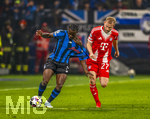 10.03.2026,  Fussball UEFA Championsleague 2025/2026: Achtelfinale, Atalanta Bergamo - FC Bayern München, in der New Balance Arena (Bergamo, Italien), v.li: Kamaldeen Sulemana (Atalanta Bergamo) gegen den Trikot-Zerrenden Konrad Laimer (FC Bayern München) 