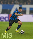 10.03.2026,  Fussball UEFA Championsleague 2025/2026: Achtelfinale, Atalanta Bergamo - FC Bayern München, in der New Balance Arena (Bergamo, Italien), Nikola Krstovic (Atalanta Bergamo) mit Kopfturban am Ball 