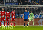 10.03.2026,  Fussball UEFA Championsleague 2025/2026: Achtelfinale, Atalanta Bergamo - FC Bayern München, in der New Balance Arena (Bergamo, Italien), Freistoss, Mauer mit Aleksandar Pavlovic (Bayern München) , Jonathan Tah (FC Bayern München), Alphonso Davies (FC Bayern München), Josip Stanisic (Bayern München), Torwart Jonas Urbig (FC Bayern München) 