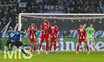 10.03.2026,  Fussball UEFA Championsleague 2025/2026: Achtelfinale, Atalanta Bergamo - FC Bayern München, in der New Balance Arena (Bergamo, Italien), Freistoss, Mauer mit Aleksandar Pavlovic (Bayern München) , Jonathan Tah (FC Bayern München), Alphonso Davies (FC Bayern München), Josip Stanisic (Bayern München), Torwart Jonas Urbig (FC Bayern München) 