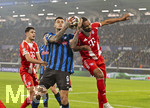 10.03.2026,  Fussball UEFA Championsleague 2025/2026: Achtelfinale, Atalanta Bergamo - FC Bayern München, in der New Balance Arena (Bergamo, Italien), v.li: Gianluca Scamacca (Atalanta Bergamo) fängt den Ball mit blutigen Händen gegen Jonathan Tah (FC Bayern München) 