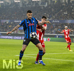 10.03.2026,  Fussball UEFA Championsleague 2025/2026: Achtelfinale, Atalanta Bergamo - FC Bayern München, in der New Balance Arena (Bergamo, Italien), v.li: Gianluca Scamacca (Atalanta Bergamo), Aleksandar Pavlovic (Bayern München)  