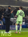 10.03.2026,  Fussball UEFA Championsleague 2025/2026: Achtelfinale, Atalanta Bergamo - FC Bayern München, in der New Balance Arena (Bergamo, Italien), von links:  Trainer Vincent Kompany (FC Bayern München) redet mit Torwart Jonas Urbig (FC Bayern München) 