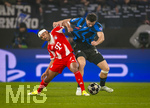 10.03.2026,  Fussball UEFA Championsleague 2025/2026: Achtelfinale, Atalanta Bergamo - FC Bayern München, in der New Balance Arena (Bergamo, Italien), von links:  Serge Gnabry (FC Bayern München) gegen Sead Kolasinac (Atalanta Bergamo) 