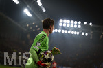 10.03.2026,  Fussball UEFA Championsleague 2025/2026: Achtelfinale, Atalanta Bergamo - FC Bayern München, in der New Balance Arena (Bergamo, Italien), Torwart Jonas Urbig (FC Bayern München) mit dem Ball im Flutlicht.