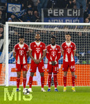 10.03.2026,  Fussball UEFA Championsleague 2025/2026: Achtelfinale, Atalanta Bergamo - FC Bayern München, in der New Balance Arena (Bergamo, Italien), Freistoss, Mauer mit Aleksandar Pavlovic (Bayern München) , Jonathan Tah (FC Bayern München), Alphonso Davies (FC Bayern München), Josip Stanisic (Bayern München), 