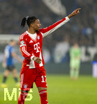 10.03.2026,  Fussball UEFA Championsleague 2025/2026: Achtelfinale, Atalanta Bergamo - FC Bayern München, in der New Balance Arena (Bergamo, Italien), Michael Olise (FC Bayern München) gibt Anweisungen.