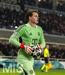 10.03.2026,  Fussball UEFA Championsleague 2025/2026: Achtelfinale, Atalanta Bergamo - FC Bayern München, in der New Balance Arena (Bergamo, Italien), Torwart Jonas Urbig (FC Bayern München) mit dem Ball 
