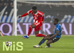 10.03.2026,  Fussball UEFA Championsleague 2025/2026: Achtelfinale, Atalanta Bergamo - FC Bayern München, in der New Balance Arena (Bergamo, Italien), von links:  Alphonso Davies (FC Bayern München) gegen Kamaldeen Sulemana (Atalanta Bergamo).