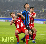 10.03.2026,  Fussball UEFA Championsleague 2025/2026: Achtelfinale, Atalanta Bergamo - FC Bayern München, in der New Balance Arena (Bergamo, Italien), v.li: Joshua Kimmich (FC Bayern München), Gianluca Scamacca (Atalanta Bergamo), Aleksandar Pavlovic (Bayern München)  