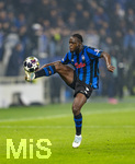 10.03.2026,  Fussball UEFA Championsleague 2025/2026: Achtelfinale, Atalanta Bergamo - FC Bayern München, in der New Balance Arena (Bergamo, Italien), Kamaldeen Sulemana (Atalanta Bergamo) stoppt den Ball aus der Luft 