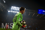 10.03.2026,  Fussball UEFA Championsleague 2025/2026: Achtelfinale, Atalanta Bergamo - FC Bayern München, in der New Balance Arena (Bergamo, Italien), Torwart Jonas Urbig (FC Bayern München) mit dem Ball im Flutlicht.
