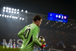 10.03.2026,  Fussball UEFA Championsleague 2025/2026: Achtelfinale, Atalanta Bergamo - FC Bayern München, in der New Balance Arena (Bergamo, Italien), Torwart Jonas Urbig (FC Bayern München) mit dem Ball im Flutlicht.