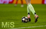 10.03.2026,  Fussball UEFA Championsleague 2025/2026: Achtelfinale, Atalanta Bergamo - FC Bayern München, in der New Balance Arena (Bergamo, Italien), Torwart Jonas Urbig (FC Bayern München) am Ball 