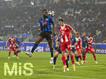 10.03.2026,  Fussball UEFA Championsleague 2025/2026: Achtelfinale, Atalanta Bergamo - FC Bayern München, in der New Balance Arena (Bergamo, Italien), v.li: Kamaldeen Sulemana (Atalanta Bergamo) Kopfball gegen Josip Stanisic (Bayern München) 