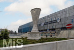 10.03.2026,  Fussball UEFA Championsleague 2025/2026: Achtelfinale, Atalanta Bergamo - FC Bayern München, in der New Balance Arena (Bergamo, Italien), Aussenansicht Fassade des Stadions.  Denkmal vor dem Stadion in Andenken an das UEFA-Europa-League-Finale 2024 (UEFA-Cup Pokal), bei dem Atalanta Bergamo gegen Bayer Leverkusen das Finale und damit den Pokal gewann.