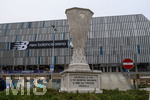 10.03.2026,  Fussball UEFA Championsleague 2025/2026: Achtelfinale, Atalanta Bergamo - FC Bayern München, in der New Balance Arena (Bergamo, Italien), Aussenansicht Fassade des Stadions.  Denkmal vor dem Stadion in Andenken an das UEFA-Europa-League-Finale 2024 (UEFA-Cup Pokal), bei dem Atalanta Bergamo gegen Bayer Leverkusen das Finale und damit den Pokal gewann.
