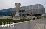 10.03.2026,  Fussball UEFA Championsleague 2025/2026: Achtelfinale, Atalanta Bergamo - FC Bayern München, in der New Balance Arena (Bergamo, Italien), Aussenansicht Fassade des Stadions.  Denkmal vor dem Stadion in Andenken an das UEFA-Europa-League-Finale 2024 (UEFA-Cup Pokal), bei dem Atalanta Bergamo gegen Bayer Leverkusen das Finale und damit den Pokal gewann.