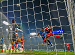 10.03.2026,  Fussball UEFA Championsleague 2025/2026: Achtelfinale, Atalanta Bergamo - FC Bayern München, in der New Balance Arena (Bergamo, Italien), re: Nicolas Jackson (FC Bayern München) bei einer Torchance. li: Torwart Marco Carnesecchi (Atalanta Bergamo) 