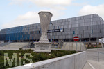 10.03.2026,  Fussball UEFA Championsleague 2025/2026: Achtelfinale, Atalanta Bergamo - FC Bayern München, in der New Balance Arena (Bergamo, Italien), Aussenansicht Fassade des Stadions.  Denkmal vor dem Stadion in Andenken an das UEFA-Europa-League-Finale 2024 (UEFA-Cup Pokal), bei dem Atalanta Bergamo gegen Bayer Leverkusen das Finale und damit den Pokal gewann.