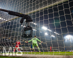 10.03.2026,  Fussball UEFA Championsleague 2025/2026: Achtelfinale, Atalanta Bergamo - FC Bayern München, in der New Balance Arena (Bergamo, Italien), Torwart Jonas Urbig (FC Bayern München) beobachtet von der Angel-Kamera hinter dem Tornetz.